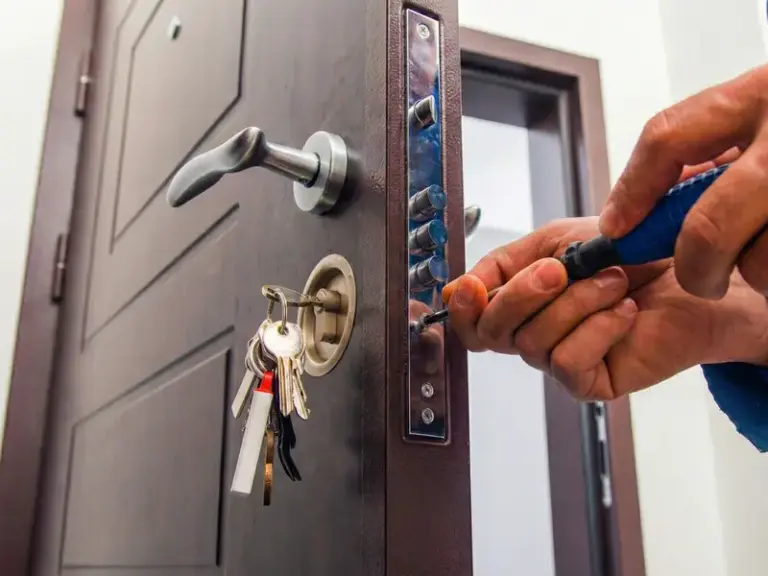 Porta blindada em Embu das Artes – instalação e manutenção